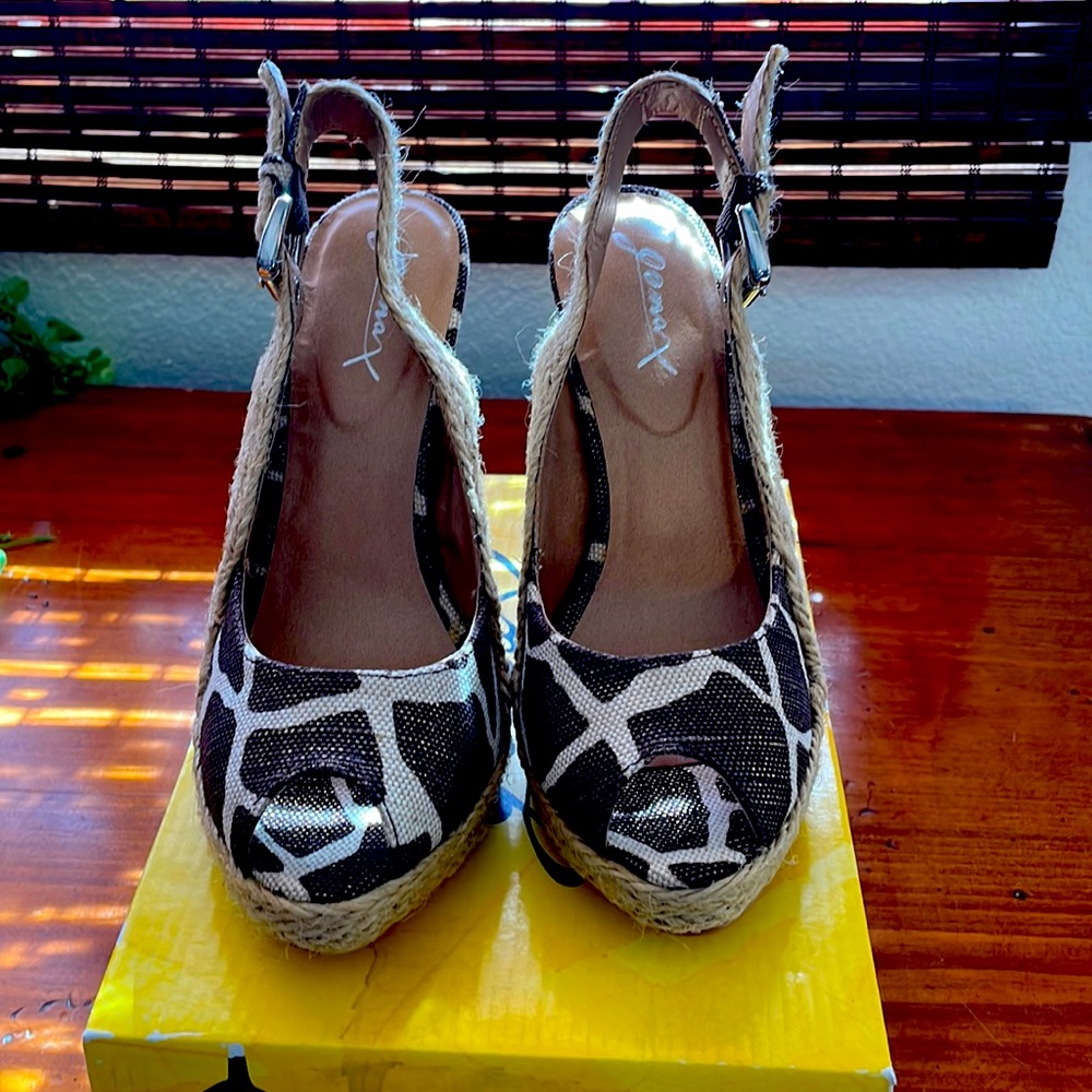 New Gomax Lacy Shoes-Giraffe print-Size 7.5